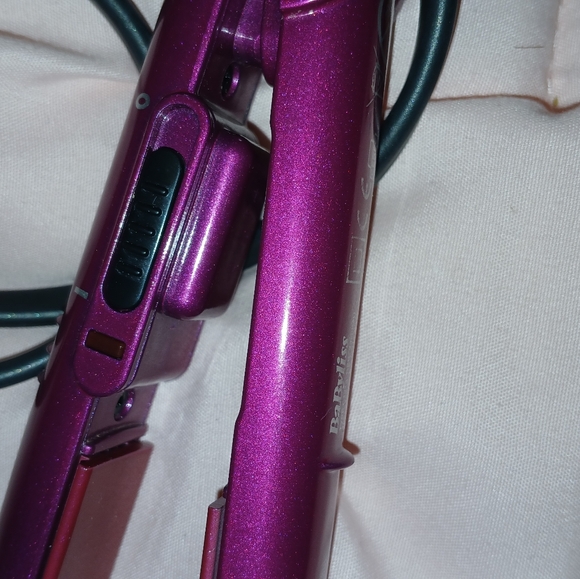 Babybliss flat iron mini travel or on bangs. Super cute and easy to use. - Picture 4 of 7